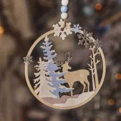 Decorazione natalizia in legno da appendere (D11 cm) Renna nel bosco Azzurro chiaro
