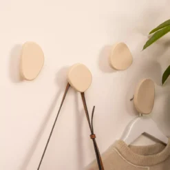 Set di 4 appendiabiti da parete in legno (H10 cm) Karen Avorio