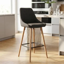 Set di 2 sedie per isola centrale con schienale in tessuto (Altezza seduta 67cm) Juno Grigio antracite gambe in quercia