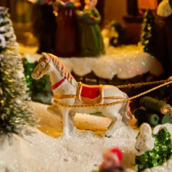 Villaggio di Natale luminoso e musicale, città festosa e Ferrovia
